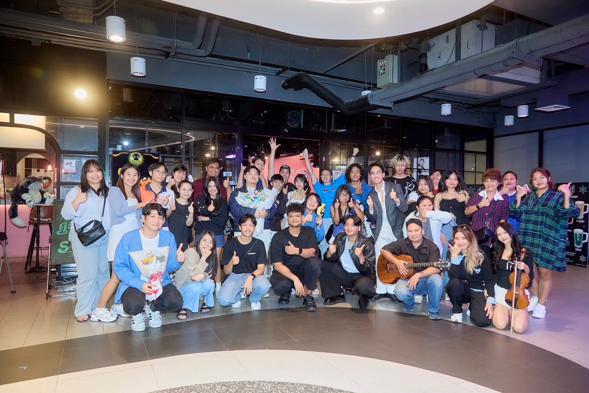 ทีม LIKQ Music ถ่ายภาพหมู่ร่วมกันหลังงานแสดง