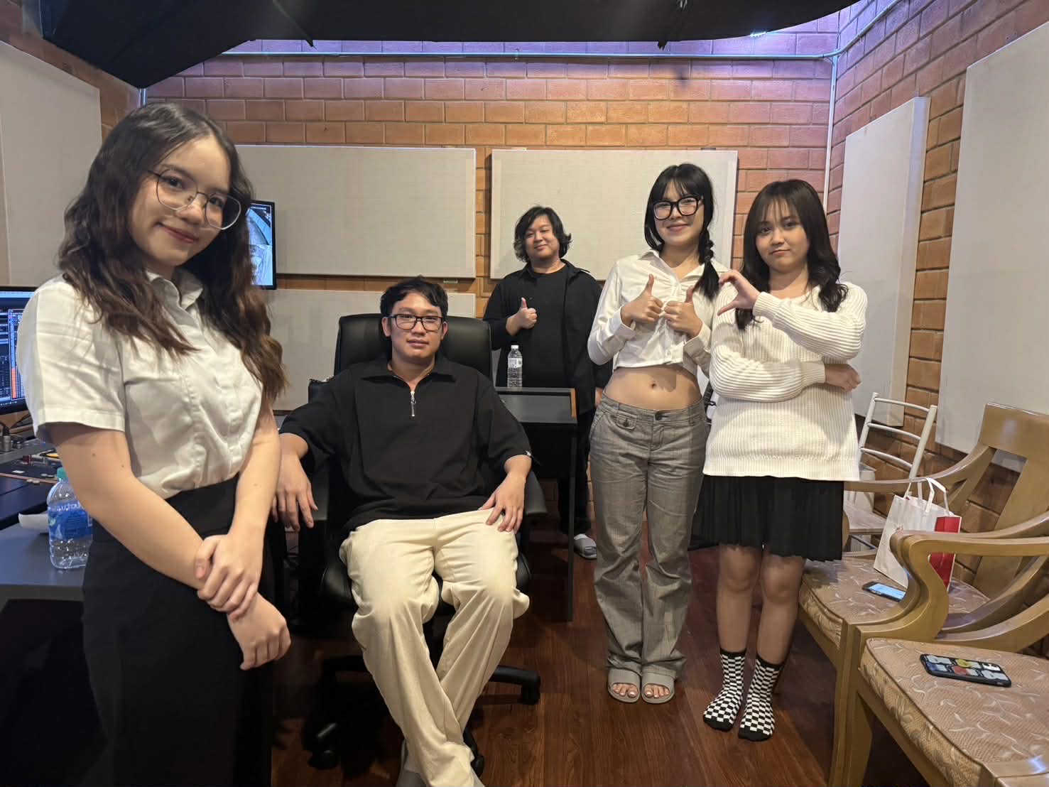 ทีมงานระหว่างทำงานในสตูดิโอ